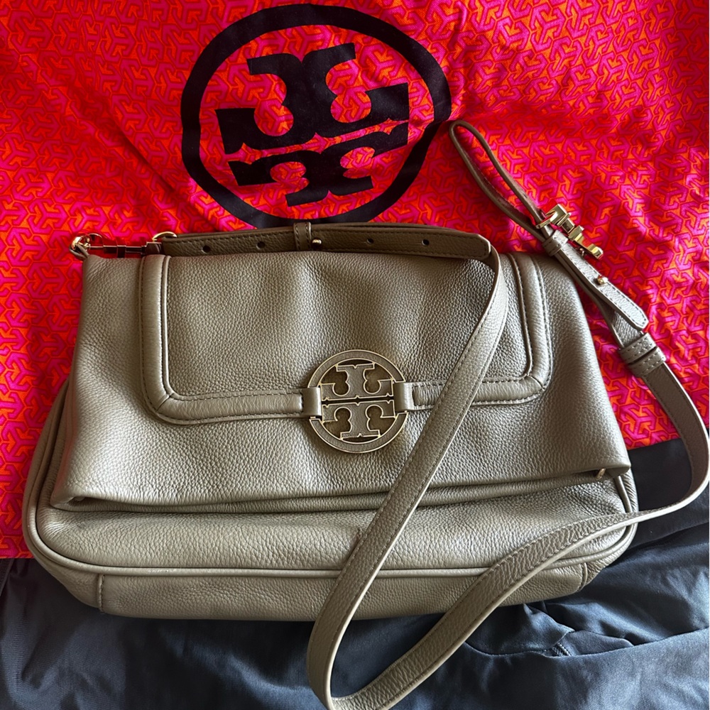 Tory Burch Amanda Fold-over Convertible
Crossbody/ Clutch/Tote in Rare Olive
